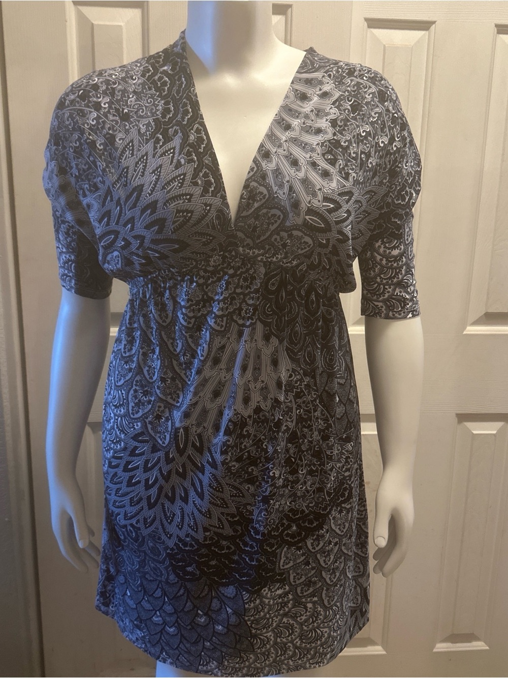 5th & Love Black and White Paisley V-Neck Tunic